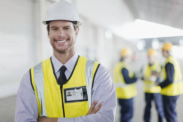 Arbeiter steht im Lager — Stockfoto