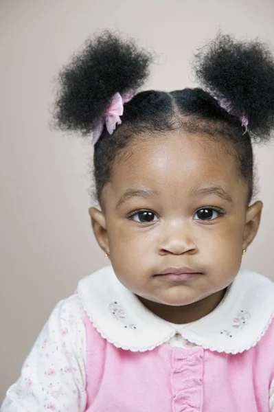 Meisje van de baby camera kijken — Stockfoto