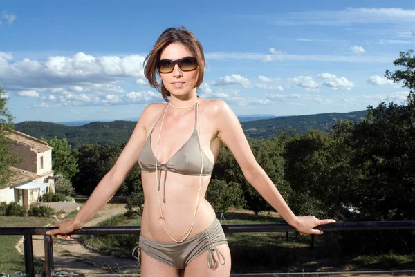Donna in bikini in piedi all'aperto — Foto Stock