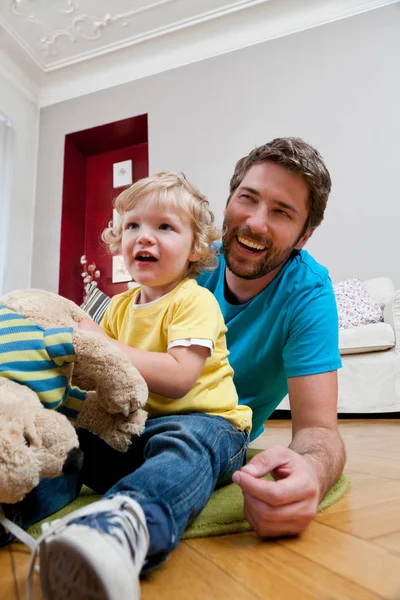 Padre e hijo jugando en el suelo — Foto de Stock