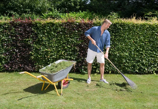 Hombre Rastrillando Hojas Césped Jardín — Foto de Stock