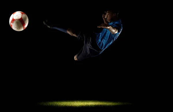 Footballer Fazendo Tesoura Chutar — Fotografia de Stock