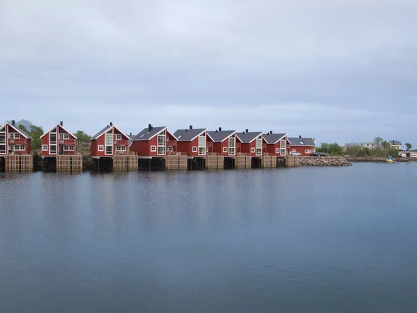 Дома Озере Лофотенские Острова Норвегия — стоковое фото