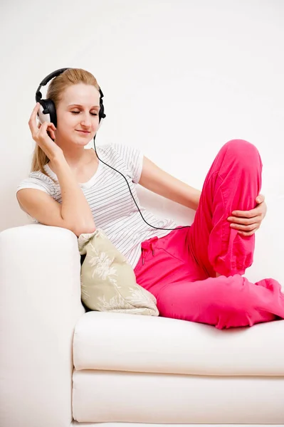 Mladá žena poslouchá hudbu — Stock fotografie