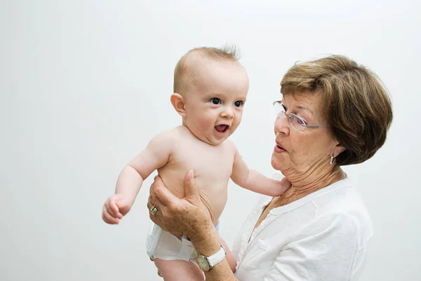 Abuela sosteniendo bebé —  Fotos de Stock