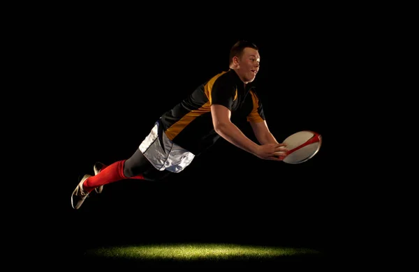Rugby Oyuncusu Topu Atıyor — Stok fotoğraf