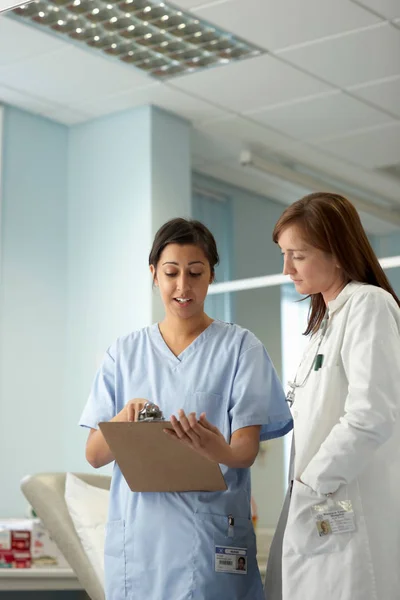Nurse and doctor in discussion — Stock Photo, Image