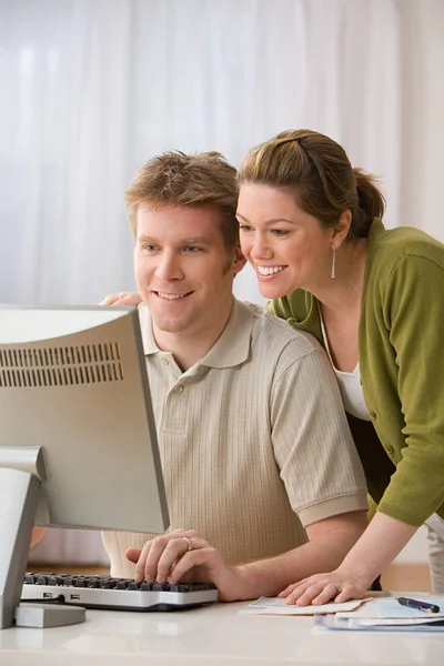 Pareja usando computadora — Foto de Stock