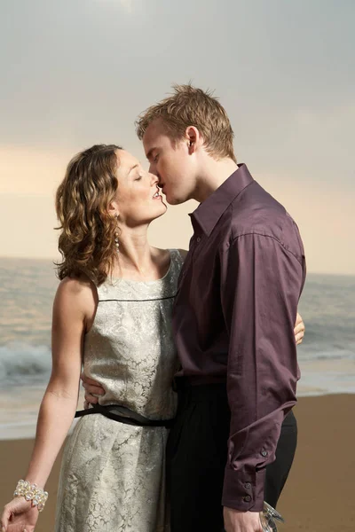 Casal Andando Beira Mar Durante Pôr Sol — Fotografia de Stock