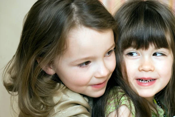 Portrait de deux filles souriantes — Photo