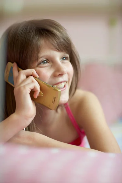 Κορίτσι που χρησιμοποιεί κινητό τηλέφωνο — Φωτογραφία Αρχείου