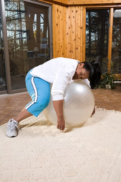 Mujer durmiendo en bola de ejercicio — Foto de Stock