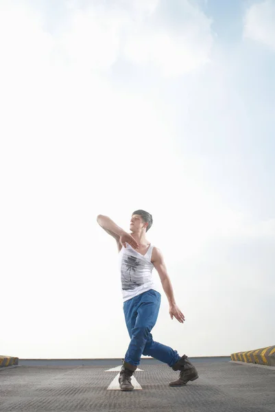 Hombre bailando en la carretera — Foto de Stock