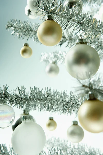 Baubles su un albero di Natale — Foto Stock
