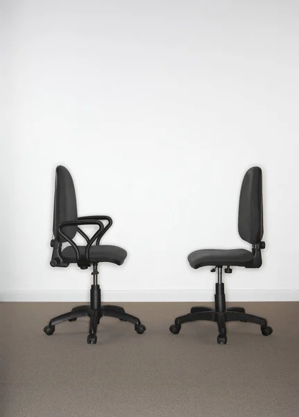 Cadeiras de escritório de frente para o outro — Fotografia de Stock