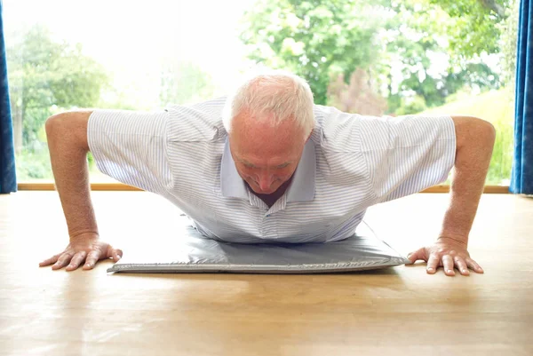 Man doing pushups — Stock Photo, Image