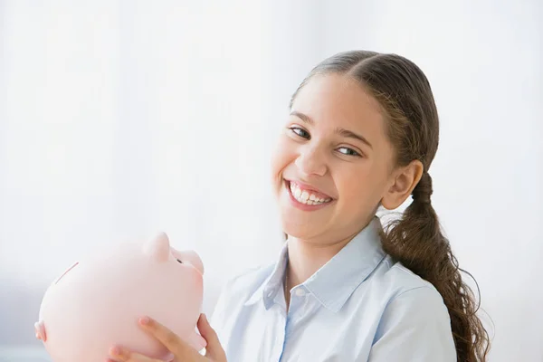 Meisje bedrijf piggy bank — Stockfoto