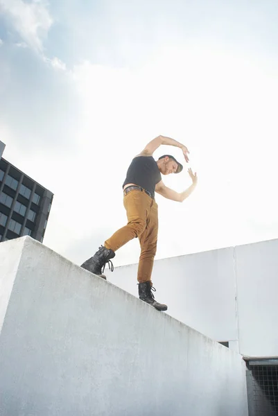 Мужчина танцует на городской крыше — стоковое фото