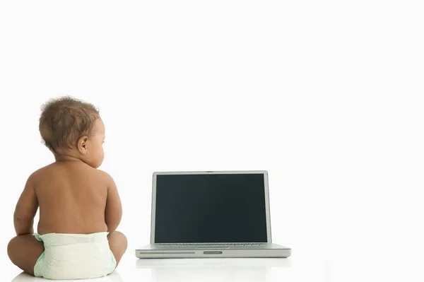아기 노트북 근처에 앉아 — 스톡 사진