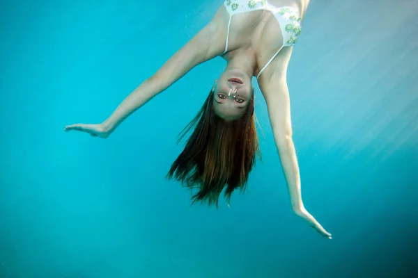 Girl upside down underwater — Stock Photo, Image