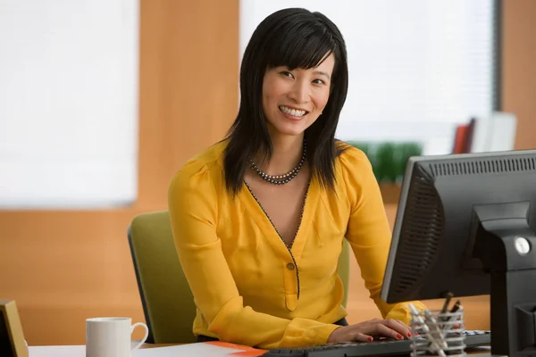 Vrouw die met een computer werkt Stockfoto