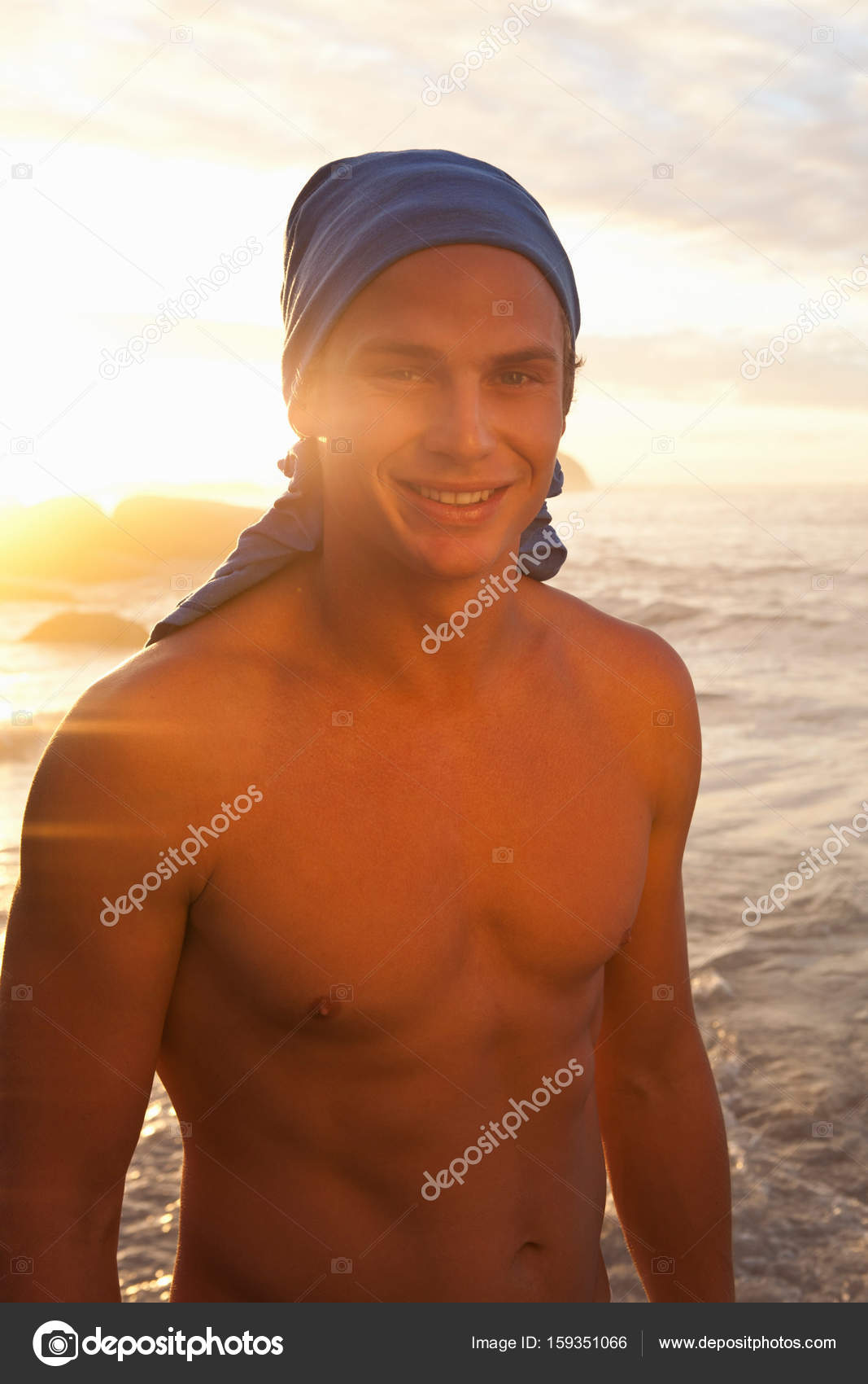 пляж раздетые Голый мужчина на пляже — Стоковое фото © ImageSource #159351066