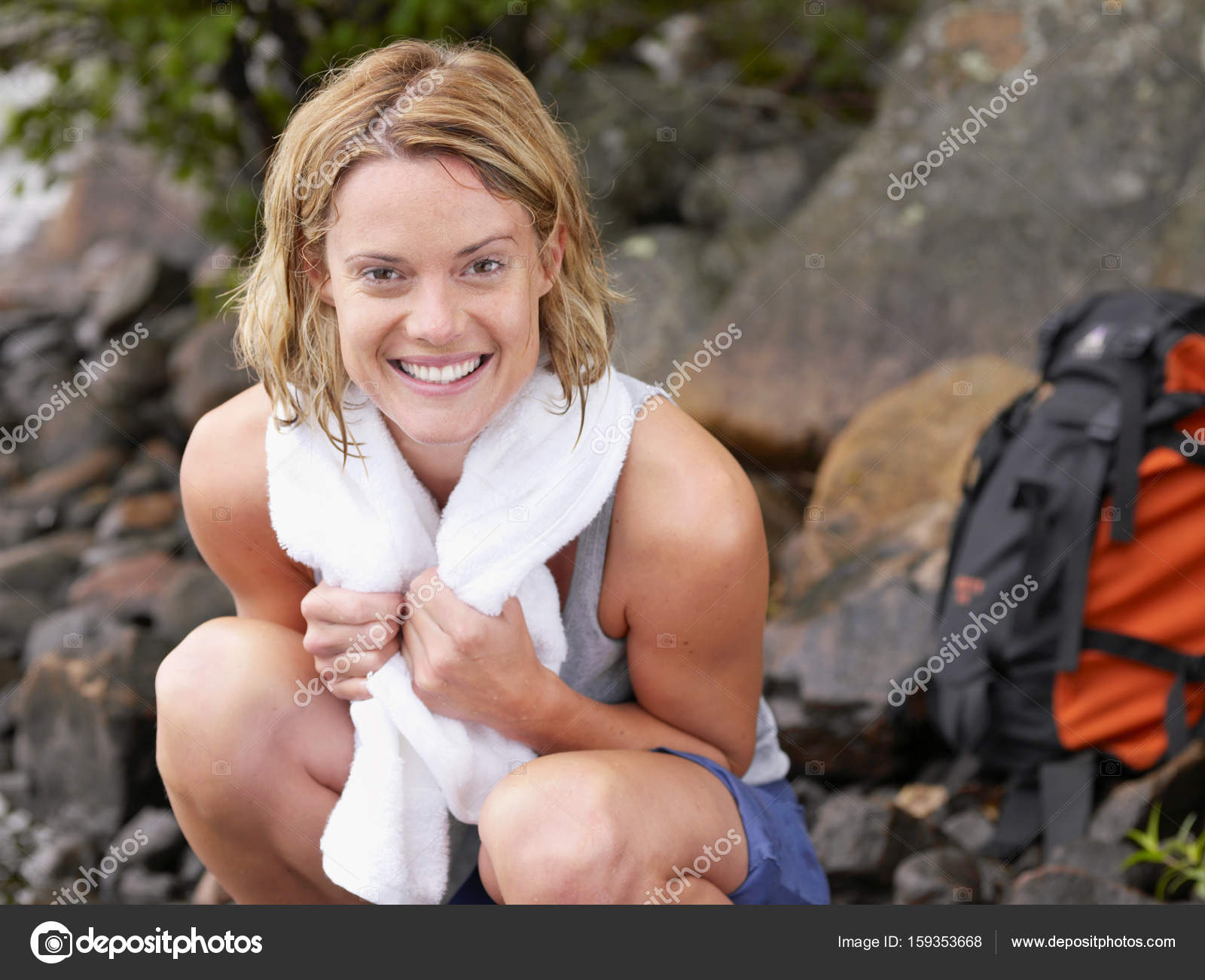 foto-vzrosloy-zhenshini-sidyashey-na-kortochkah