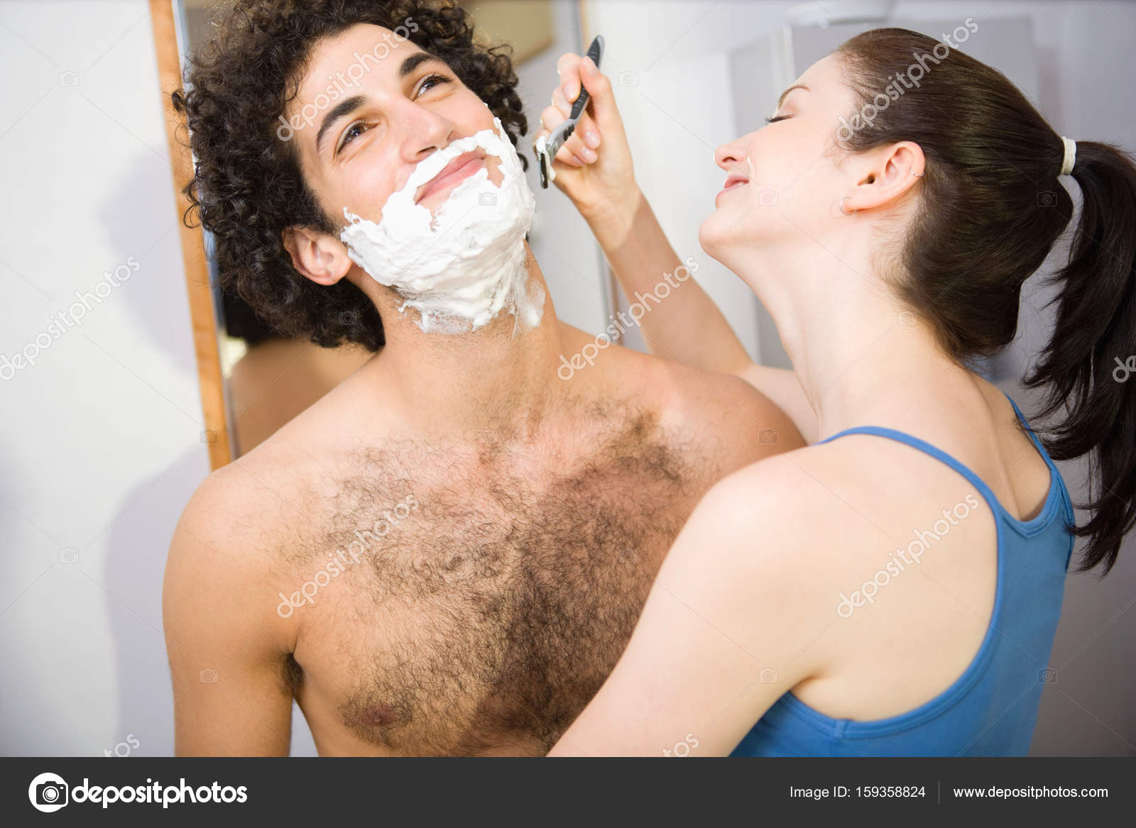 мужчина бреется с женщиной. мужчина бреется в ванной. женщина бреет мужчине пах. женщина бреется. женщины бреют парням.