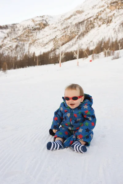 Retrato Del Niño Que Sienta Nieve —  Fotos de Stock