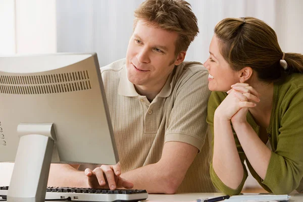 Pareja usando computadora — Foto de Stock