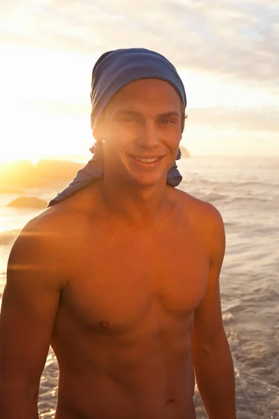 Bare-chested man on beach — Stock Photo, Image