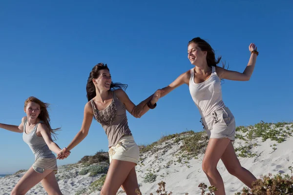 Les filles qui courent sur la plage de sable — Photo