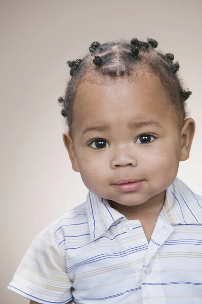 アフリカ系アメリカ人の少年がカメラ目線 — ストック写真