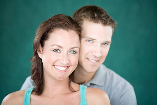 Couple smiling at camera — Stock Photo, Image