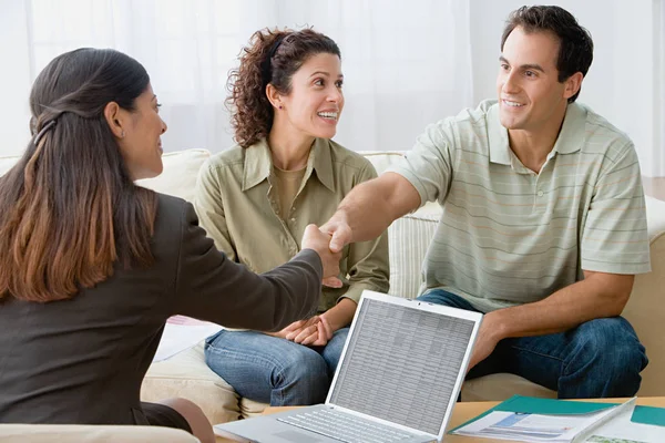 Ehepaar im Gespräch mit Finanzberater — Stockfoto