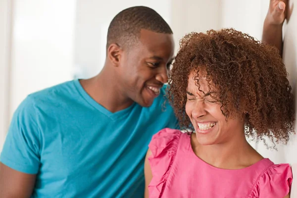 Retrato de pareja sonriente —  Fotos de Stock