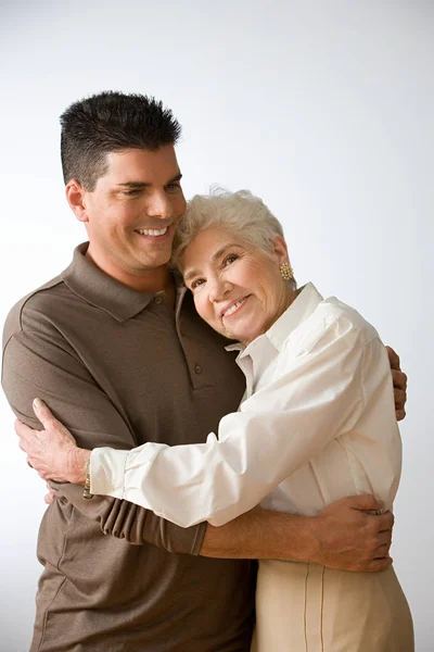 Syn i matka przytulanie — Zdjęcie stockowe