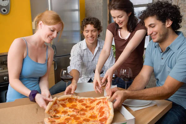Друзі обміну піци — стокове фото