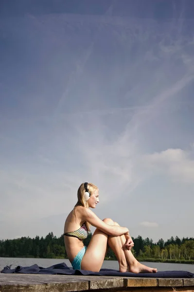 Jeune Femme Caucasienne Attrayante Assise Sur Couverture Par Lac Avec — Photo