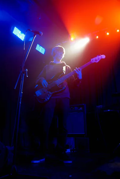 Guitarrista Bajo Escenario — Foto de Stock