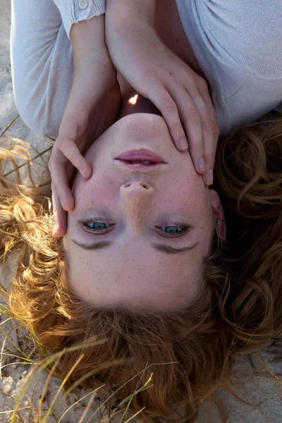 Menina de cabeça para baixo olhando para a câmera — Fotografia de Stock