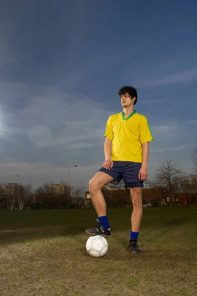 サッカー選手がボールを持って立っています。 — ストック写真