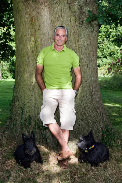 Портрет Мужчины Среднего Возраста Своими Собаками — стоковое фото