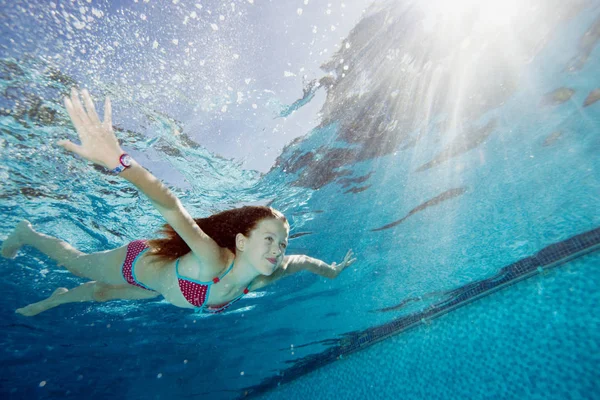 Ragazza in piscina sott'acqua — Foto Stock