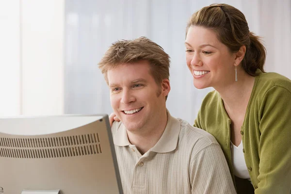 Pareja usando computadora — Foto de Stock