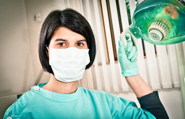 Dentist in face mask working — Stock Photo, Image