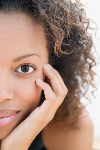 Woman leaning on hand — Stock Photo, Image