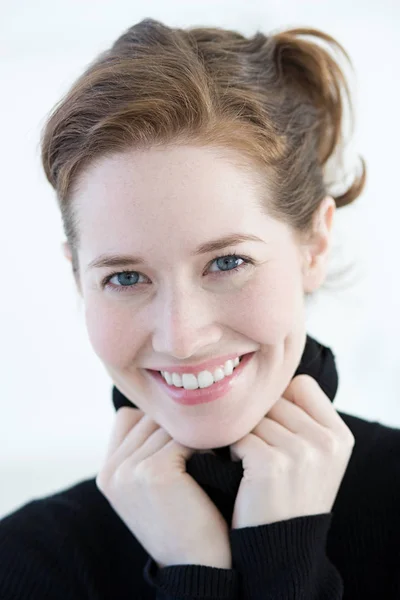 Retrato de mulher jovem — Fotografia de Stock