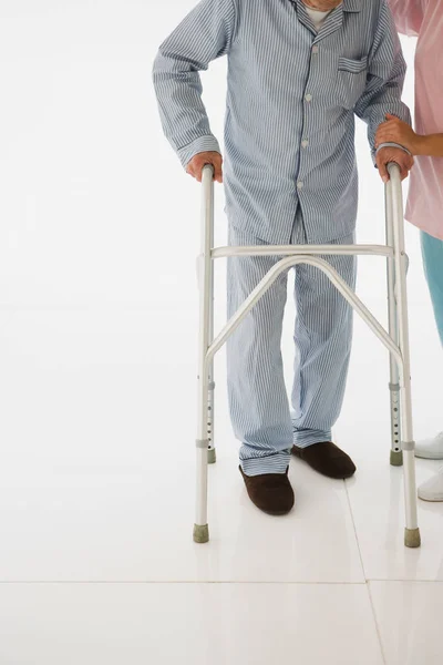 Обрезанный Кадр Сумочки Помогает Пожилому Пациенту Ходить — стоковое фото