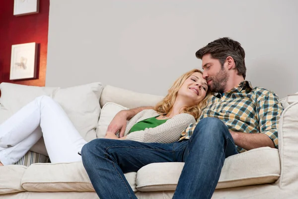 Manželka a manžel relaxační na gauči — Stock fotografie